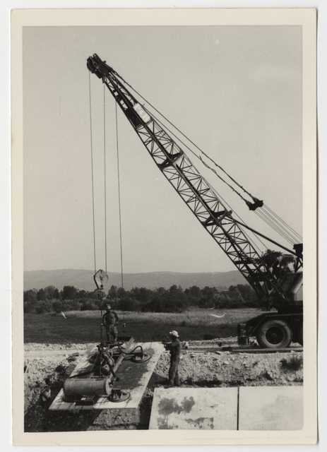 Cantiere di bonifica. Costruzione di canali irrigui. Posa di elementi prefabbricati